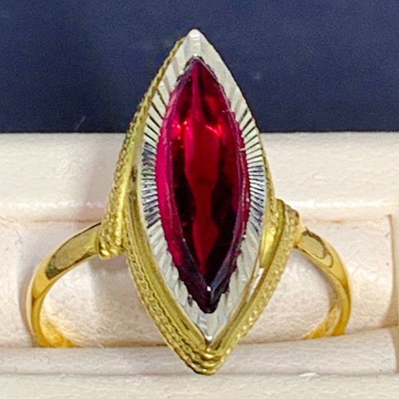 Beautiful Midcentury 18K Gold Ring with Ruby Colored Gemstone - Picture 16 of 17